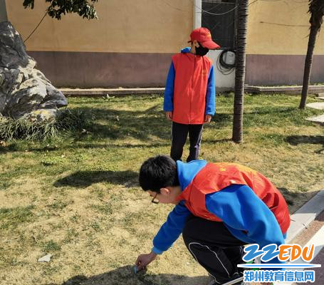 捡拾垃圾,守护绿色 捡拾垃圾,守护绿色