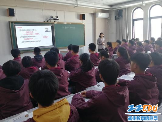 郑州18中物理教师崔梅授课中