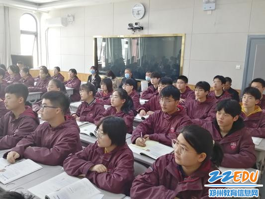 评委认真听课中