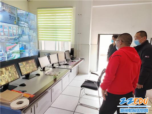 5、检查组检查校园监控工作 5、检查组检查校园监控工作