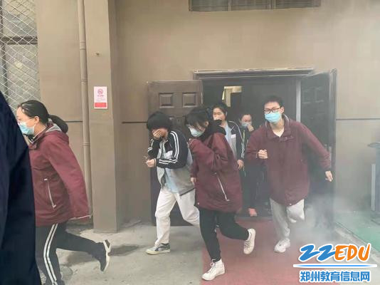 学生听从指挥 有序逃生 学生听从指挥 有序逃生