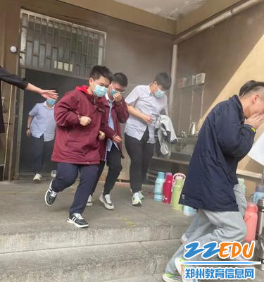 学生用手捂鼻 冲出浓烟 学生用手捂鼻 冲出浓烟