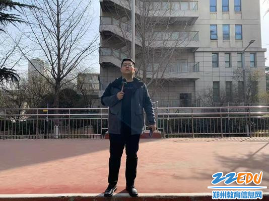 主任夏坤峰清点班级人数 主任夏坤峰清点班级人数