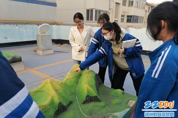 同学们利用学校“地理园”里的模型进行实际学习 同学们利用学校“地理园”里的模型进行实际学习