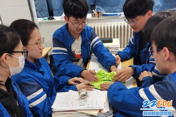 同学们使用模型进行小组讨论 同学们使用模型进行小组讨论