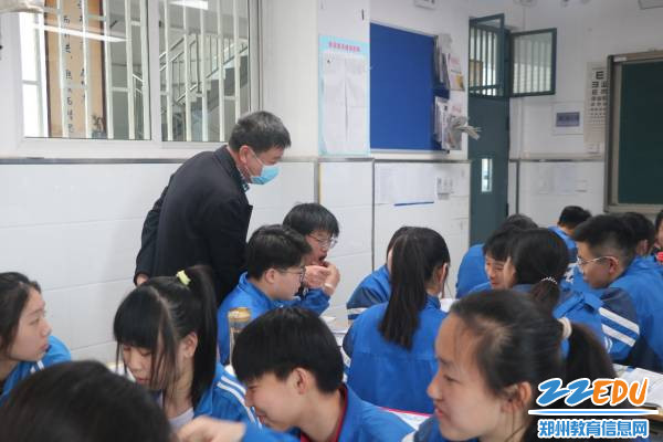 副校长李志刚观课(1) 副校长李志刚观课(1)