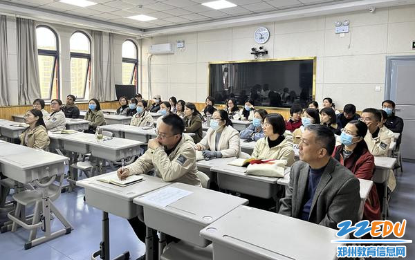 高一年级与会教师认真聆听