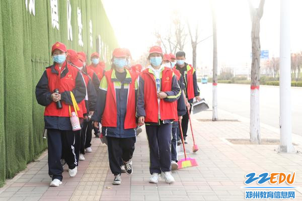 2志愿者们带上各自的工具，前往凤河公园开展护绿行动