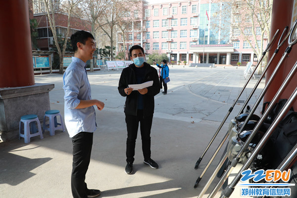 检查组对安全器材进行检查_副本 检查组对安全器材进行检查_副本