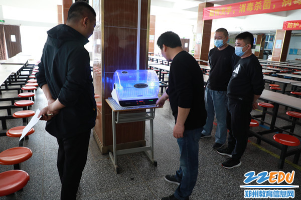 检查组对餐厅筷子消毒箱进行检查_副本 检查组对餐厅筷子消毒箱进行检查_副本