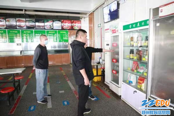 检查组对餐厅使用材料进行检查 检查组对餐厅使用材料进行检查