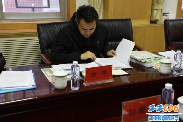 检查组安全档案材料进行检查 检查组安全档案材料进行检查