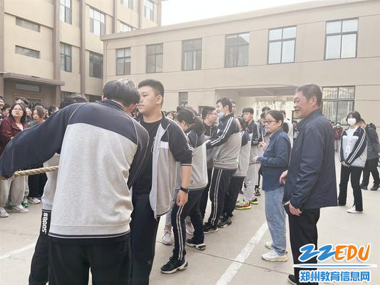 2.王玉保校长到场为学生加油打气_副本 2.王玉保校长到场为学生加油打气_副本