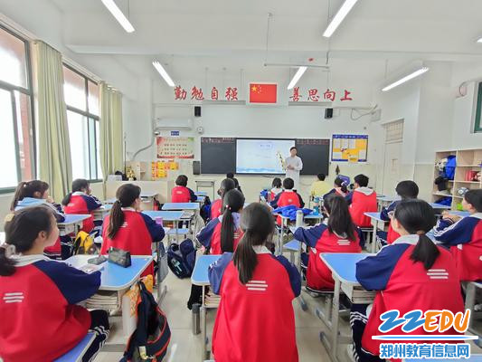 刘洪飞老师带领学生学习中医知识