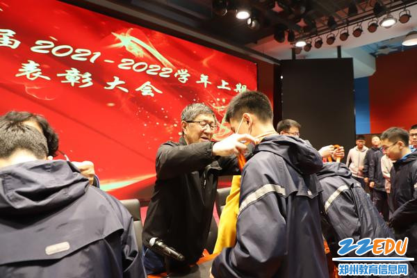 胡耀平校长等领导为获奖学生颁发奖牌 胡耀平校长等领导为获奖学生颁发奖牌