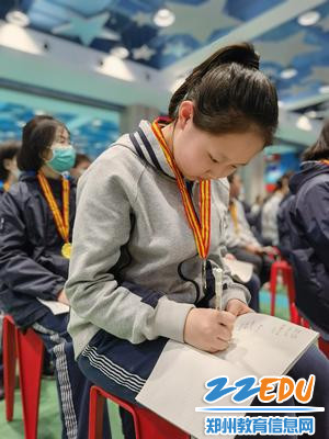 获奖学生在认真做笔记 获奖学生在认真做笔记