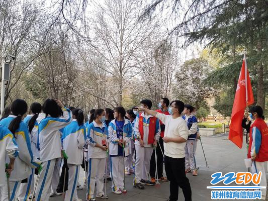 2.社团辅导老师田青进行指导 2.社团辅导老师田青进行指导