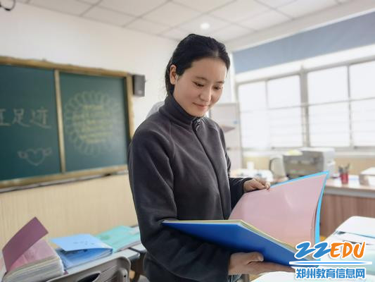 班主任老师幸福的微笑 班主任老师幸福的微笑