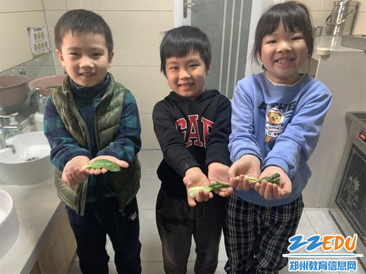 5.“看!我们洗得多干净!” 5.“看!我们洗得多干净!”