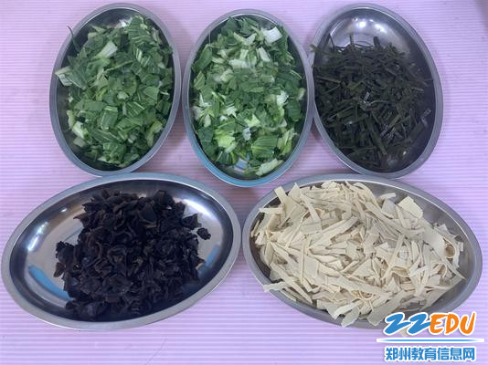 8.“配菜全都切好啦!” 8.“配菜全都切好啦!”