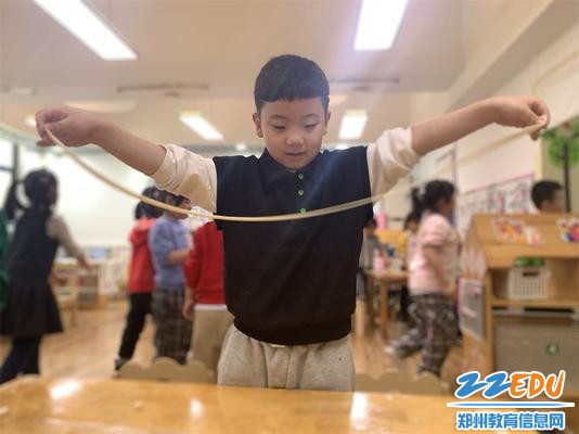 9.“哇,我把烩面拉得好长呀!” 9.“哇,我把烩面拉得好长呀!”