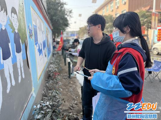 2美术教师李智龙现场指导学生 2美术教师李智龙现场指导学生