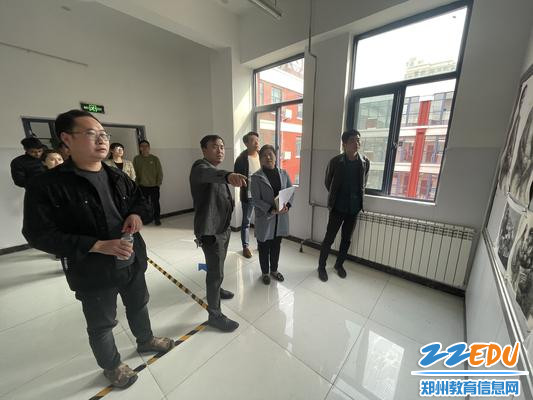 考核组参观美术教学成果 考核组参观美术教学成果