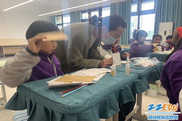 商都小学校长王旭霞帮同学们制作模型_副本 商都小学校长王旭霞帮同学们制作模型_副本