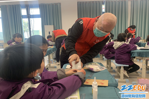 郑州市商贸管理学校工会主席张震帮一年级同学制作模型_副本 郑州市商贸管理学校工会主席张震帮一年级同学制作模型_副本