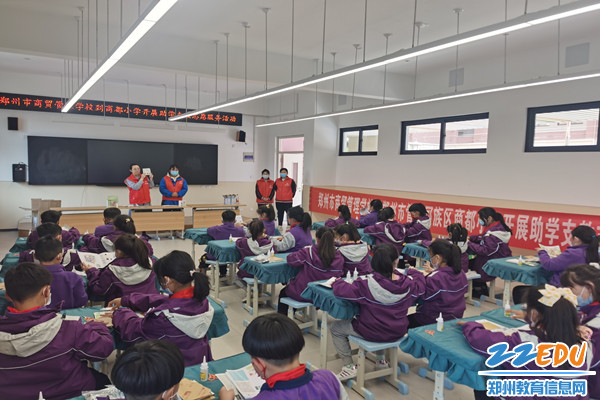 郑州市商贸管理学校教师赵亮向同学们介绍本次支教志愿服务活动内容_副本 郑州市商贸管理学校教师赵亮向同学们介绍本次支教志愿服务活动内容_副本