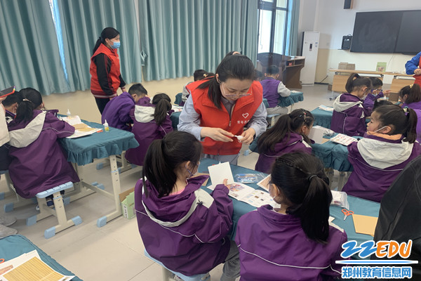 郑州市商贸管理学校教师赵亮教同学们怎样用胶水_副本 郑州市商贸管理学校教师赵亮教同学们怎样用胶水_副本