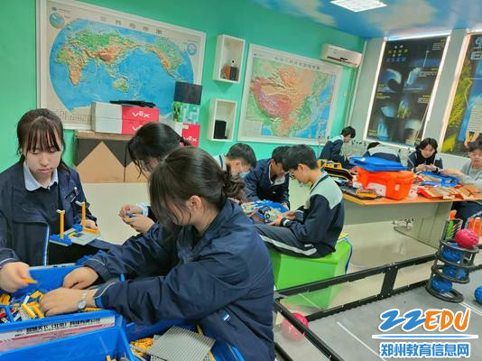 3. 学生分组组装 3. 学生分组组装