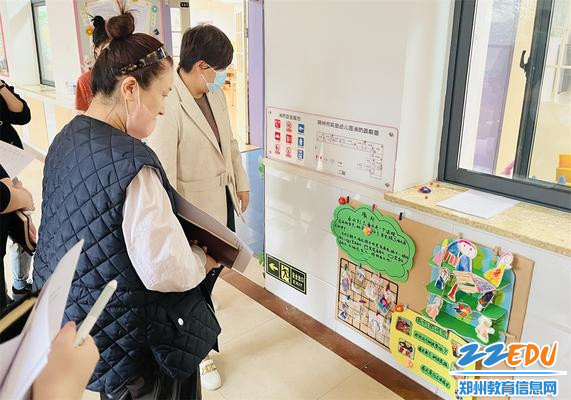 1老师们讲解本班环境 1老师们讲解本班环境