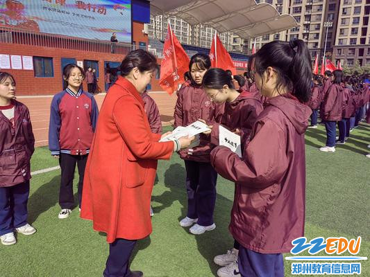 校长段亚萍给学生颁发《十八故事》