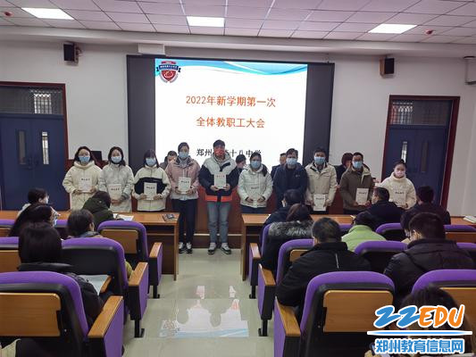 给教师代表颁发《十八故事》