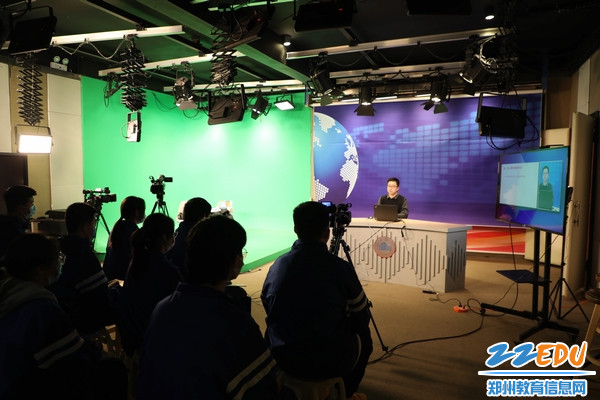 王海勇在郑州市第三十一高级中学校园电视台为师生做生命教育专题讲座 王海勇在郑州市第三十一高级中学校园电视台为师生做生命教育专题讲座