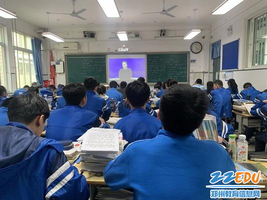 郑州市第三十一高级中学各班通过“班班通”实时收看讲座