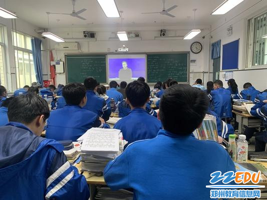 郑州市第三十一高级中学各班通过“班班通”实时收看讲座 郑州市第三十一高级中学各班通过“班班通”实时收看讲座