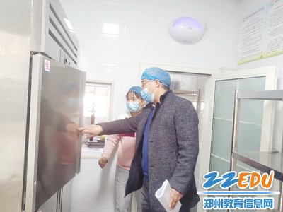 督察组专干查看食堂设施设备的配置_调整大小 督察组专干查看食堂设施设备的配置_调整大小