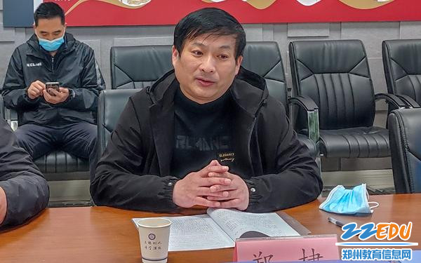 2副校长郑棣向检查组汇报学校安全工作 2副校长郑棣向检查组汇报学校安全工作