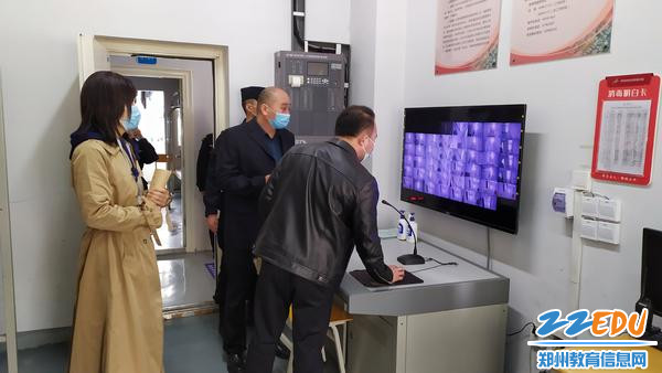 检查组查看监控室 检查组查看监控室