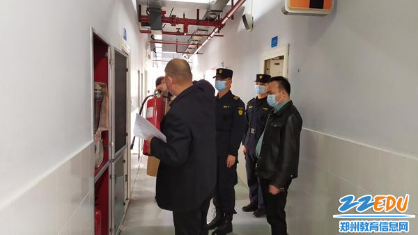 检查组查看消防设施 检查组查看消防设施