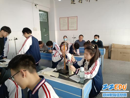 副校长刘长庚进班观课 副校长刘长庚进班观课