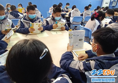 认真读书的同学们 认真读书的同学们