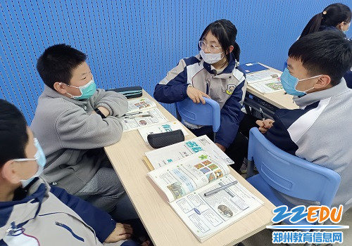 合作交流的同学们 合作交流的同学们