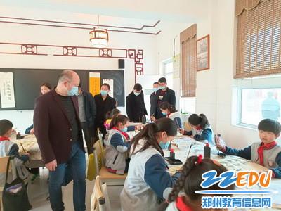 专家组参观书法社团_调整大小 专家组参观书法社团_调整大小