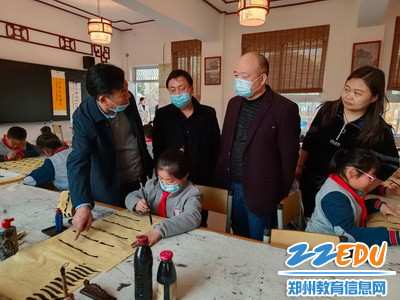 专家组参观书法社团并对学生进行书法指导_调整大小 专家组参观书法社团并对学生进行书法指导_调整大小
