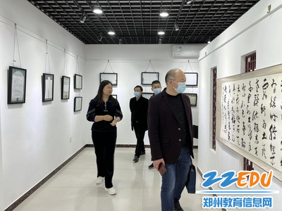 观看师生书法作品展_调整大小 观看师生书法作品展_调整大小
