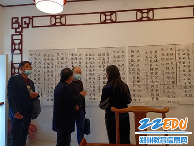 观看书法教室墙上的作品_调整大小 观看书法教室墙上的作品_调整大小