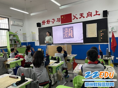 专家组深入班级观摩软笔书法课堂教学_调整大小 专家组深入班级观摩软笔书法课堂教学_调整大小